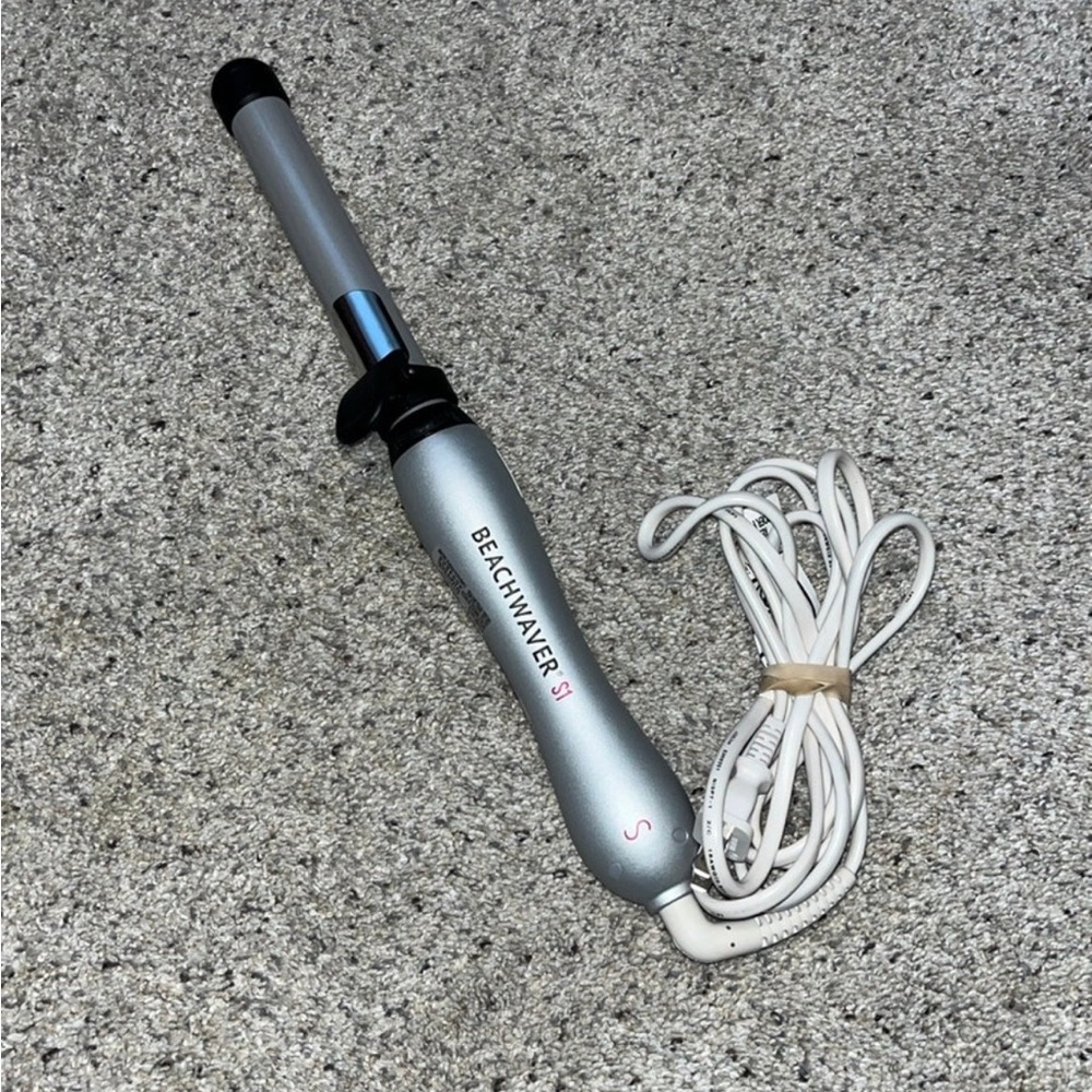 Barely used Beachwaver Co rotating curling iron! Works great!!